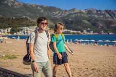 爸爸儿子游客走海岸布德瓦黑山共和国