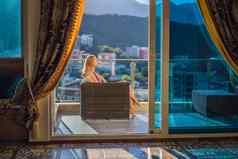女人阳台背景山城市黑山共和国生活阳台漂亮的幸福夏天首页灵感城市浪漫的酒店