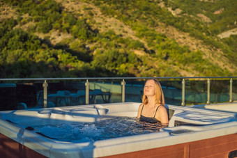 肖像年轻的无忧无虑的快乐微笑女人放松热浴缸享受快乐旅行时刻假期生活背景绿色大山