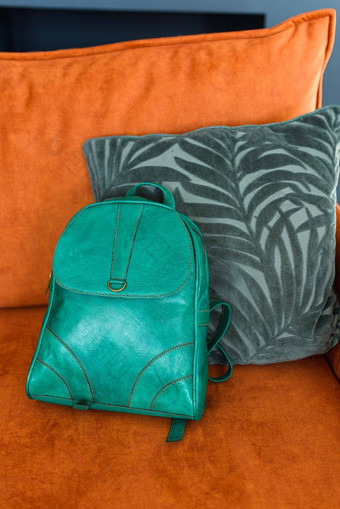 绿色皮革现代背包橙色沙发