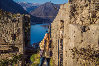 年轻的旅游女人享受视图肮脏的湾黑山共和国肮脏的小镇梯肮脏的堡垒徒步旅行小道空中无人机视图