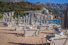 海滩黑山共和国准备好了旅游季节