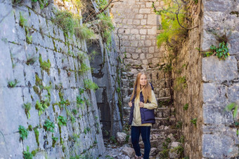 年轻的旅游女人享受视图肮脏的湾黑山共和国肮脏的小镇梯肮脏的堡垒徒步旅行小道空中无人机视图