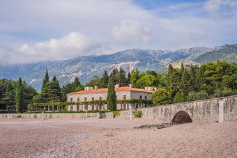 全景夏天景观美丽的绿色皇家公园米洛瑟海岸亚得里亚海海黑山共和国