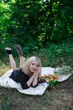 漂亮的金发女郎女孩野餐森林公园柠檬水水果羊角面包夏季休息放松千禧一代