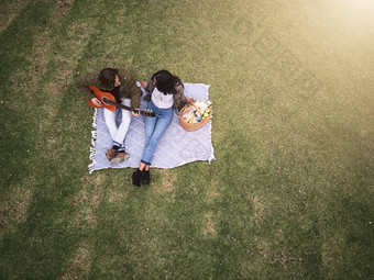 <strong>浪漫音乐</strong>公园高角拍摄年轻的夫妇浪漫的日期公园