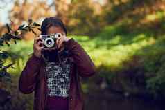世界眼睛拍摄年轻的女孩采取图片古董相机在户外