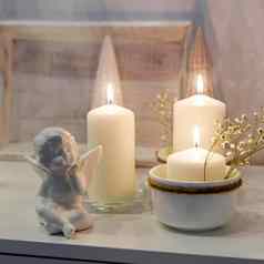 概念装修房子圣诞节点燃蜡烛加兰迪斯科球天使小雕像白色胸部抽屉的地方文本