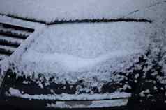 车覆盖薄层雪冬天天气