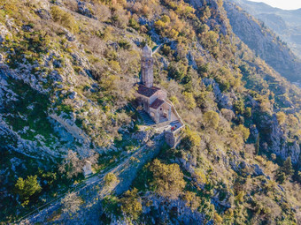 肮脏的小镇梯肮脏的堡垒徒步旅行小道空中无人机视图