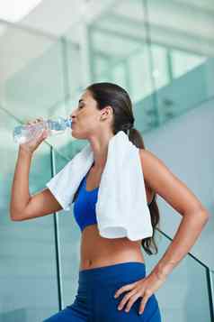 保持水化保持健康的拍摄适合年轻的女人喝水锻炼