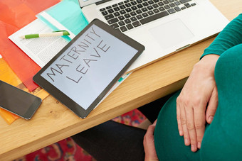 长怀孕了女人坐着平板电脑单词孕妇离<strong>开屏</strong>幕