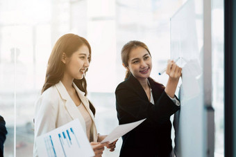 业务亚洲女人演讲导体经理教练画写作计划白板展示企业策略