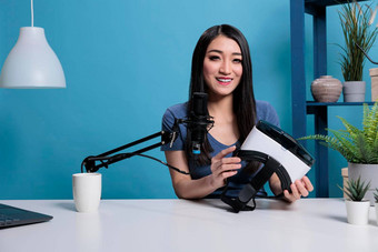 亚洲<strong>视频</strong>博客创造者女人持有虚拟现实护目镜