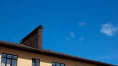 屋顶烟囱背景蓝色的夏天天空的地方文本