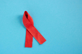 红色的丝带蓝色的背景概念世界艾滋病一天捐赠一天血友病一天的地方文本