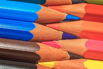 集彩色的柔和的铅笔行多颜色形式关闭拉链铅笔卷笔刀