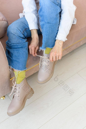 女腿蓝色的jeance绿色袜子米色皮革系带的靴子<strong>室内照片</strong>