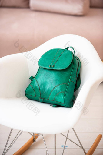 绿色皮革现代背包白色椅子