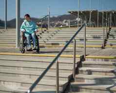 高加索人女人轮椅楼梯斜坡硬访问环境