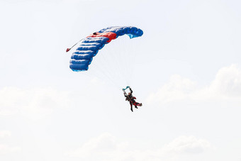 跳伞串联跳令人惊异的冒险天空