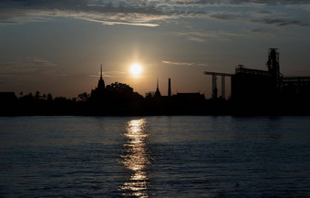 华丽的风景优美的泰国寺庙轮廓工业工厂潮phraya河太阳日出