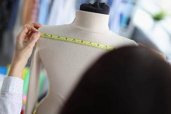 时尚设计师设计师需要测量衣服人体模型