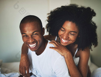 开始日常有趣的肖像快乐年轻的夫妇有趣的床上首页