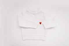 白色羊毛毛衣红色的心形状的销白色背景前视图爱浪漫时尚概念平躺复制空间
