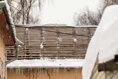 木箱拆除屋顶挂冰柱边缘