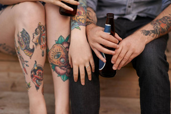 纹身形式身体语言裁剪拍摄夫妇纹身的身体饮料手