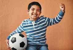 大要足球明星肖像可爱的男孩摆姿势足球球