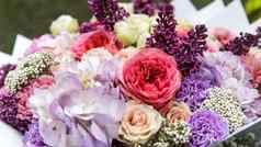婚礼花束使树粉红色的牡丹紫色的康乃馨蓝色的绣球花淡紫色包装工艺纸