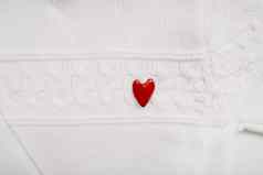 白色羊毛毛衣红色的心形状的销白色背景前视图爱浪漫时尚概念平躺复制空间