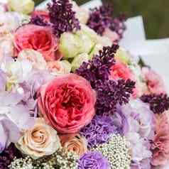 婚礼花束使树粉红色的牡丹紫色的康乃馨蓝色的绣球花淡紫色包装工艺纸