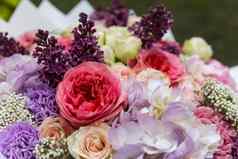 婚礼花束树粉红色的牡丹紫色的康乃馨蓝色的绣球花淡紫色包装工艺纸