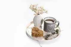 花瓶白色干花灰色的搪瓷杯画心茶姜饼饼干站托盘情人节一天复制空间的地方文本孤立的白色背景