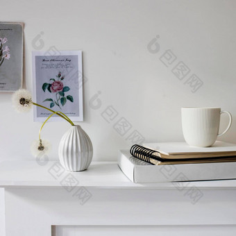 seventies-style槽花瓶毛茸茸的蒲公英梳妆台小图片花柔和的颜色墙白色杯茶站弹簧笔记本电脑