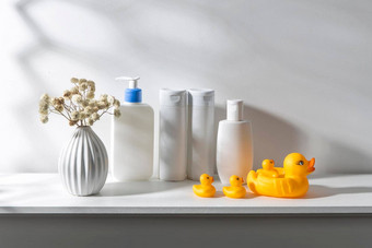 架子上浴室花束满天星白色波纹花瓶风格年代瓶洗发水奶油小脸毛巾容器黄色的橡胶鸭子架子上