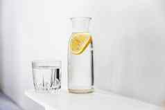 让人耳目一新玻璃水瓶片柠檬内部梳妆台夏天热