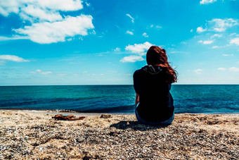 年轻的时尚女人放松海滩快乐岛生活方式白色沙子蓝色的多云的天空水晶海热带海滩假期天堂海洋海滩放松旅行马尔代夫岛屿