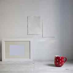 斯堪的那维亚风格室内设计红色的杯点框架照片表格空白表纸附加墙空空间文本
