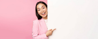 肖像年轻的日本业务女人企业夫人西装指出墙<strong>图</strong>表显示<strong>图</strong>广告空复制空间粉红色的背景