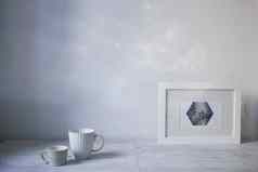 斯堪的那维亚风格室内设计白色杯框架照片表格空空间文本