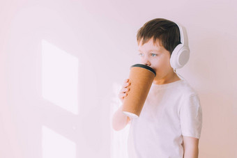 男孩听音乐生活方式耳机现代技术孩子们小工具音乐孩子们现代孩子们智能手机孩子们