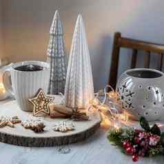杯咖啡木站陶瓷圣诞节树柔和的颜色姜饼饼干灰色的烛台人工云杉分支红色的浆果斯堪的那维亚风格复制空间
