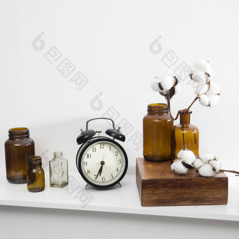 棉花花玻璃棕色（的）小制药瓶白色表格表面房间装饰时钟显示