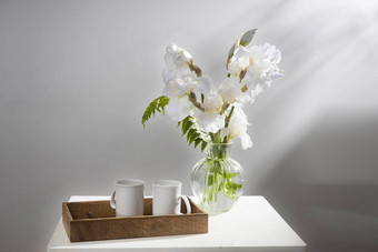 花束白色虹膜蕨类植物透明的花瓶表格陶瓷<strong>茶托盘</strong>早餐