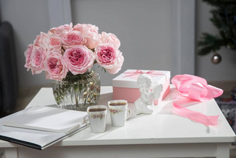 玫瑰白色粉红色的或hara花束粉红色的玫瑰花瓶瓷杯茶盒子心礼物缎丝带小雕像天使