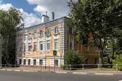两层商人大厦画黄色的伏罗希洛夫街